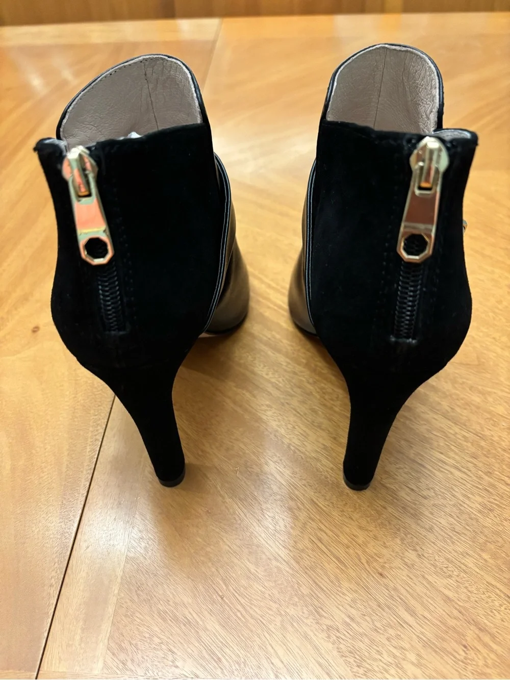 Louise Et Cie Women’s Lander Black Peep-Toe Ankle Boots With Gold Accent Size 8